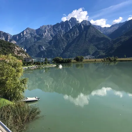 Adeline לינה וארוחת בוקר